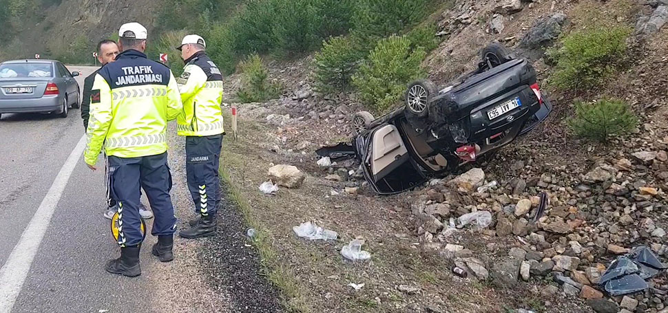 Karabük’te sürücüsünün kontrolünden çıkan otomobilin takla atması sonucu 3 kişi