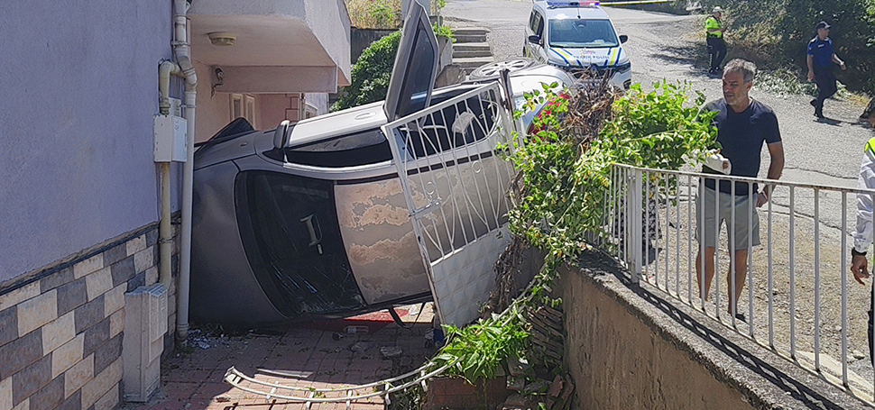Otomobil apartman girişinde devrildi: 5 yaralı