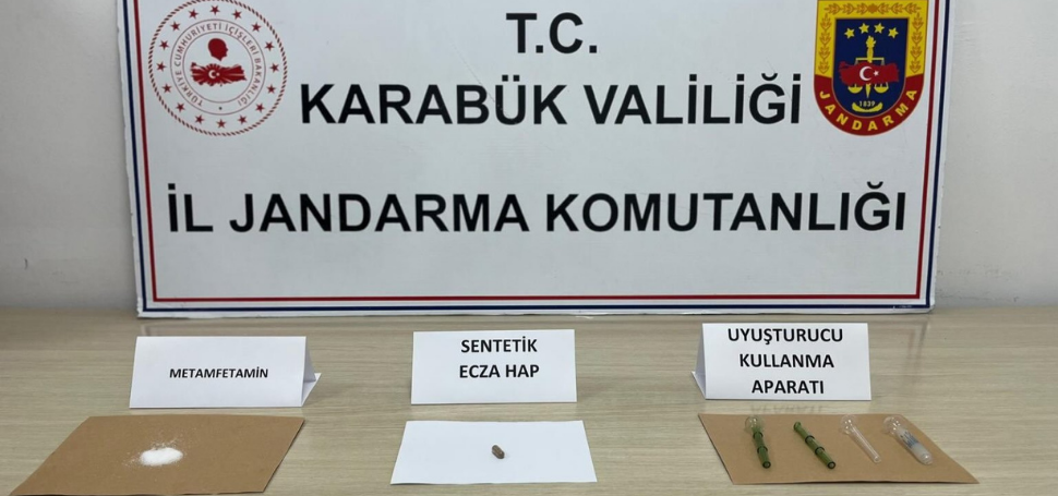 Uyuşturucu operasyonunda 3 kişi yakalandı Karabük’te düzenlenen uyuşturucu operasyonunda 3 şüpheli gözaltına alındı. Karabük Cumhuriyet Başsavcılığı