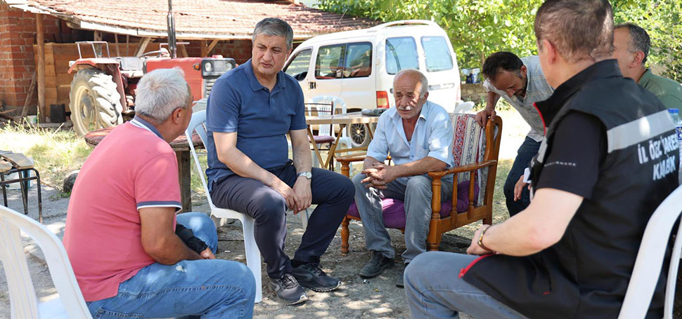 VALİ YAVUZ YANGINDAN ETKİLENEN VATANDAŞLARI ZİYARET ETTİ Karabük Valisi Mustafa Yavuz, yangından etkilenen vatandaşları ve sahada görev