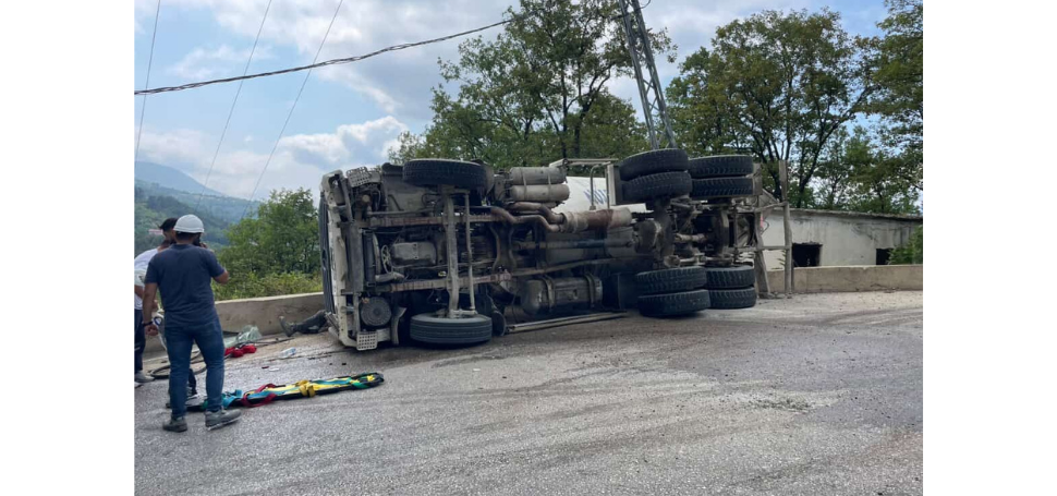 Karabük’te beton mikseri devrildi: 2 yaralı
