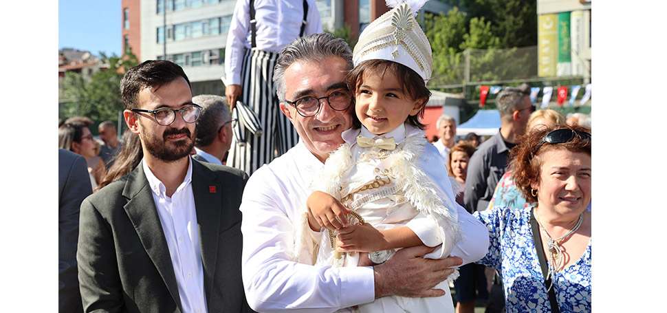 Bayrampaşa’da klasik otomobillerle sünnet şöleni
