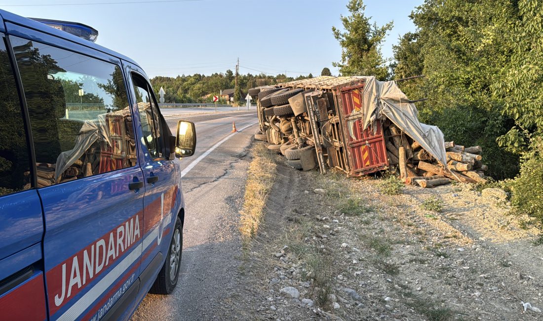 Karabük’ün Safranbolu ilçesinde devrilen tomruk yüklü kamyonun sürücüsü yaralandı. N.O.