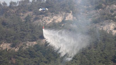 Karabük’te yaklaşık 20 saat önce başlayan orman yangını ekiplerin hem
