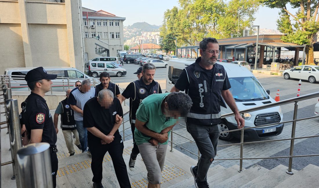 Zonguldak’ta 4 kişi, ilçe merkezinde gündüz vakti dedektörle define ararken
