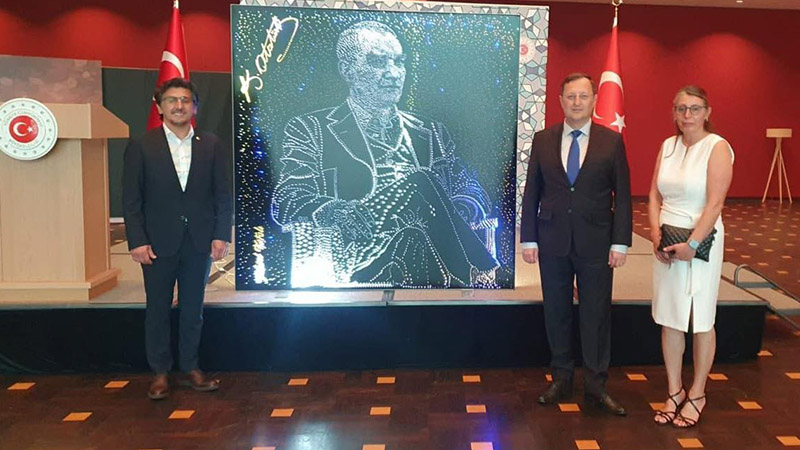 Almanya’nın Bochum kentinde faaliyet gösteren Zeltex Gmbh reklam firması sahibi