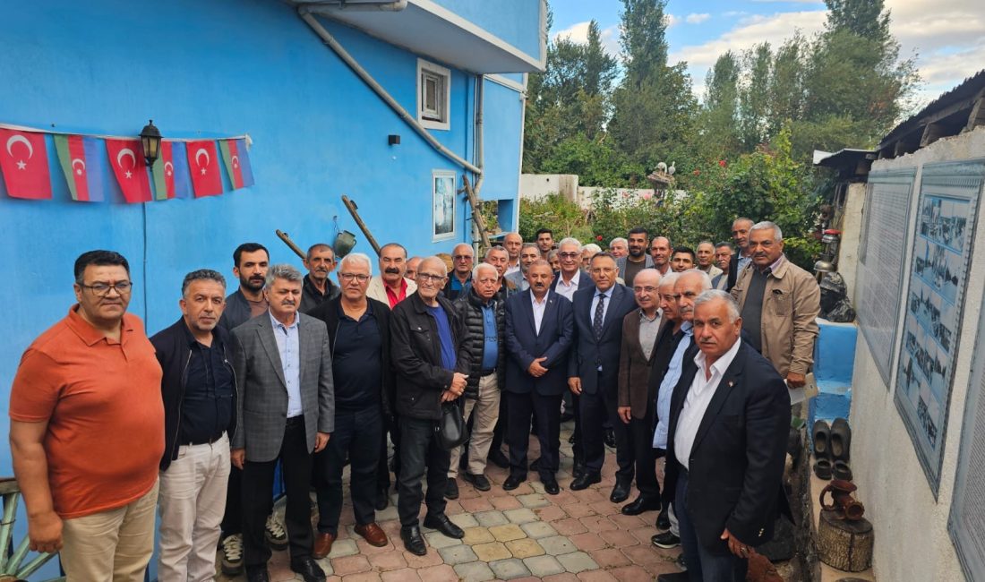 Iğdır Üniversitesi Rektörü Prof. Dr. Ekrem Gürel, öğretim görevlileriyle birlikte
