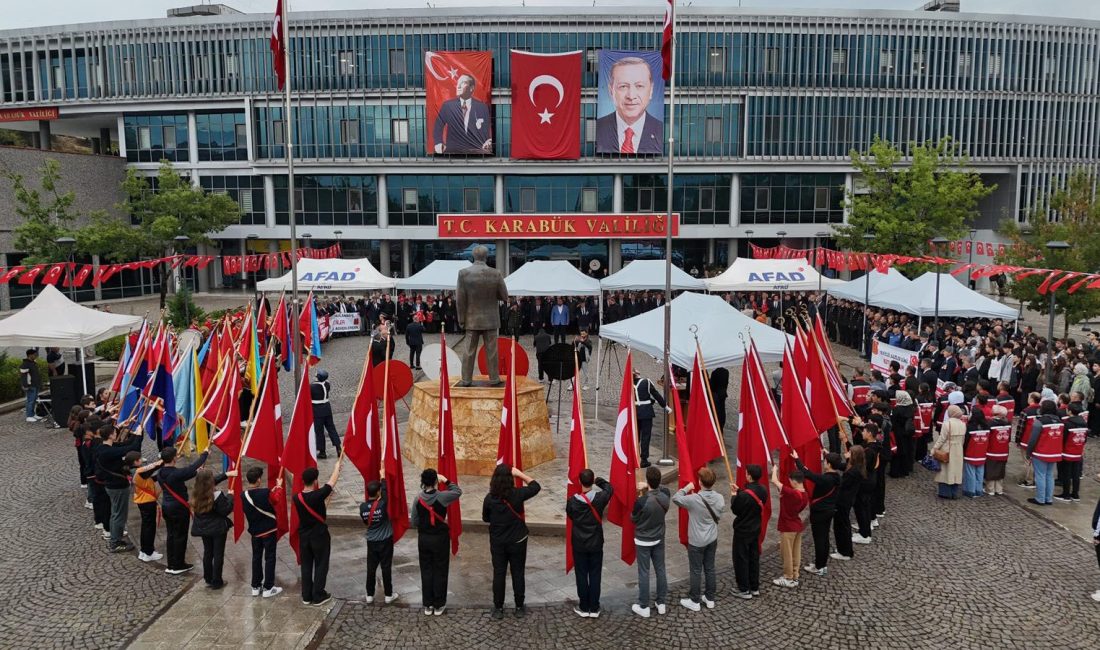Karabük’te 19 Eylül Gaziler Günü dolayısıyla düzenlenen yürüyüşe öğrenciler, 50
