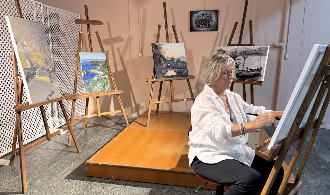Zonguldak'ta yaşayan emekli sınıf öğretmeni 73 yaşındaki Keriman Papila, resme