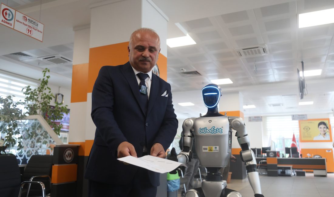Konya Bilim Merkezi tarafından Çin'de ürettirilerek Türkiye'ye getirilen humanoid (insansı)