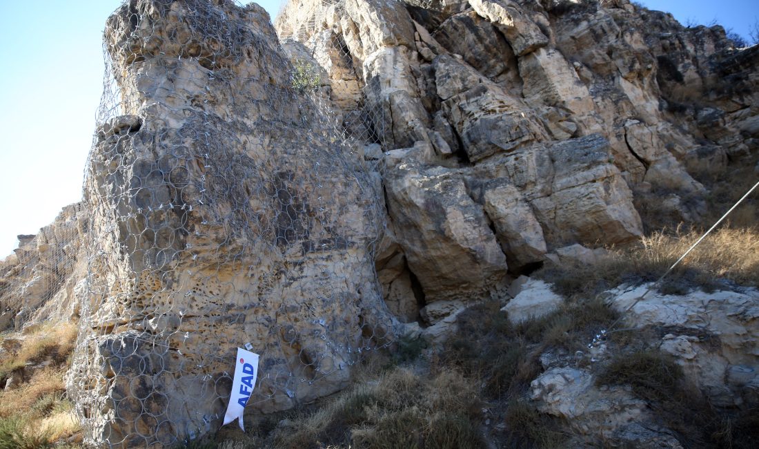 Kastamonu Kalesi’nin etrafındaki kayalar, tel örgüyle çevrildi. Kale çevresindeki kayaların