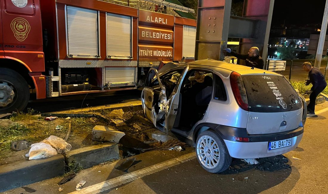 Zonguldak’ta üst geçidin direğine çarpan otomobildeki 2 kişi hayatını kaybetti.
