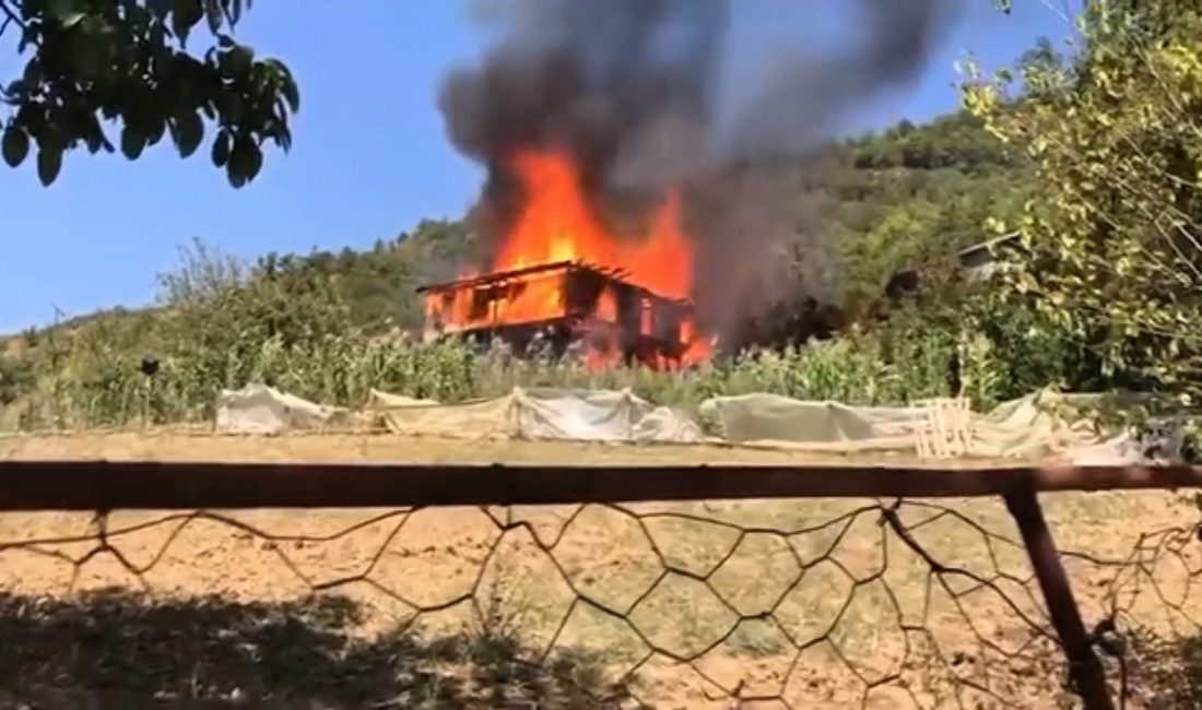 Karabük’ün Safranbolu ilçesinde ahşap evde çıkıp ormanlık alana sıçrayan yangına