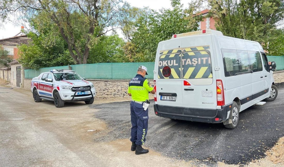 Jandarmadan okul servis araçlarına denetim 2025-2026 Eğitim-Öğretim yılının başlamasıyla birlikte, Karabük İl Jandarma Komutanlığına bağlı