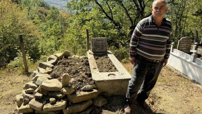 Mezarı kazıp tahtaları kıran ayı cenazeye ulaşamadan kaçtı Karabük’ün Yenice ilçesine bağlı Şirinköy köyü Yazır Mahallesi’nde mezarlığa giren