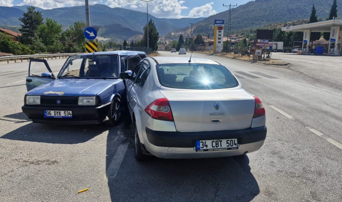 Karabük’te iki otomobilin çarpışması sonucu meydana gelen kazada 2’si çocuk