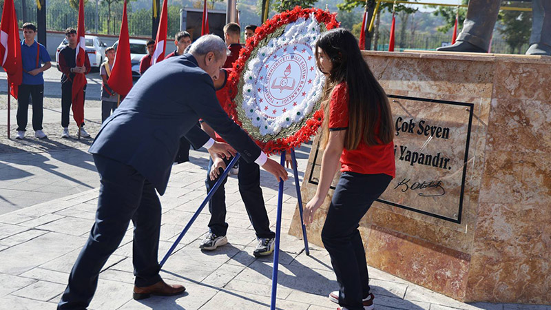 Karabük’te “İlköğretim Haftası” dolayısıyla tören yapıldı. Valilik bahçesindeki törende, İl