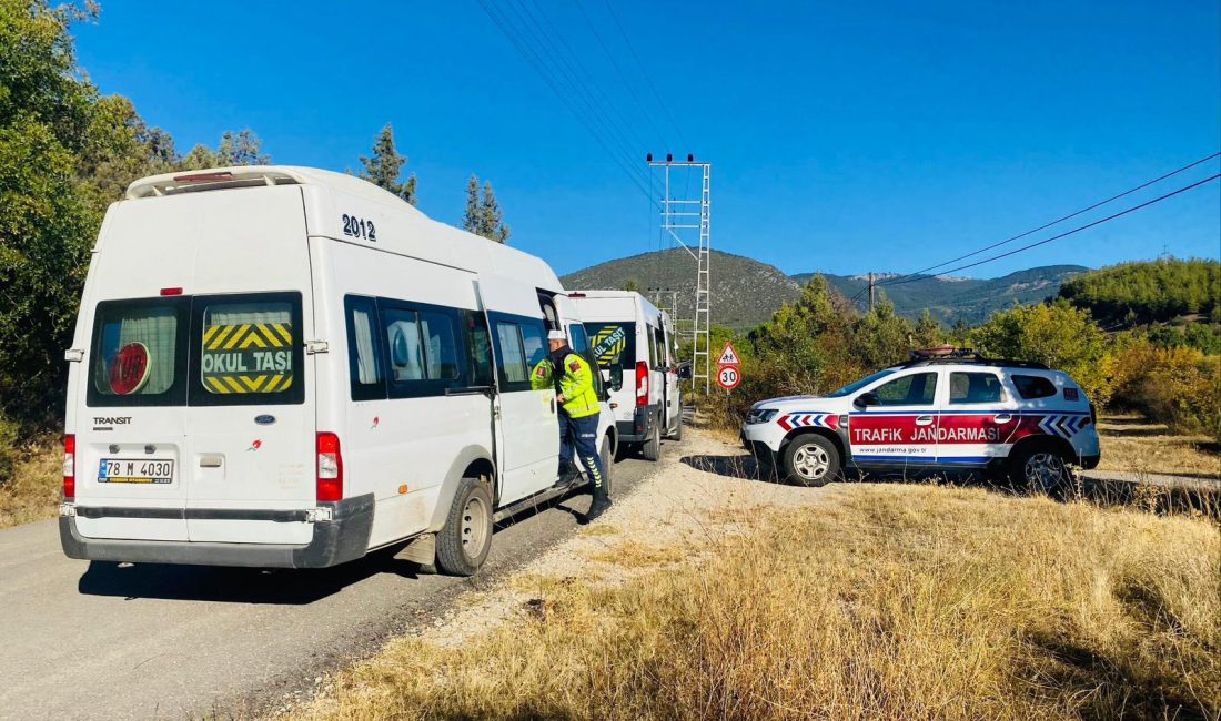 Karabük’te emniyet ve jandarma ekipleri okul servis araçlarında ve okul