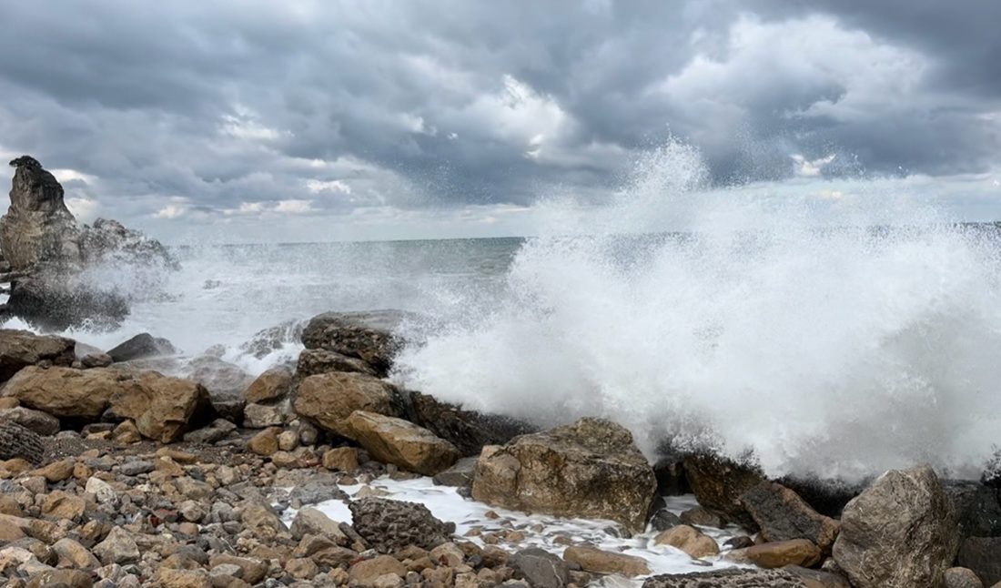 Bartın’ın Amasra ilçesinde şiddetli rüzgar hayatı olumsuz etkiledi. Amasra’da, saatteki