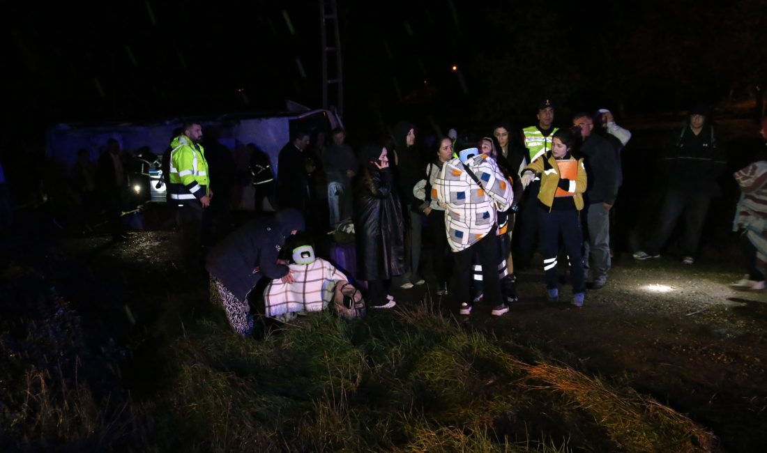 Kastamonu’nun Taşköprü ilçesinde devrilen tur midibüsündeki 25 kişi yaralandı. Uğur