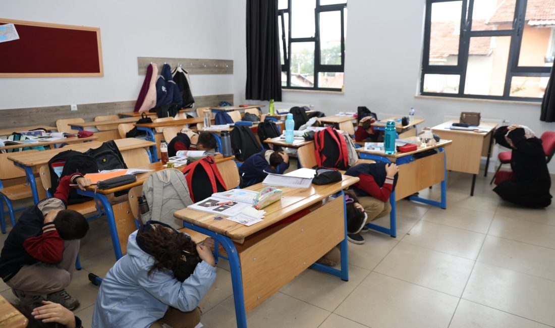 Karabük'te okullarda eş zamanlı afet tatbikatı gerçekleştirildi.
