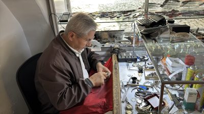 Karabüklü saat tamircisi yarım asırdır saatleri ayarlıyor Karabük’ün Safranbolu ilçesinde yaşayan 65 yaşındaki saat tamircisi Mehmet Yapıcı,