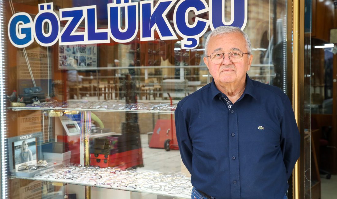 Kastamonu'da yaklaşık 60 yıldır gözlükçülük yapan İsmail Kargılı, gözlük camlarını
