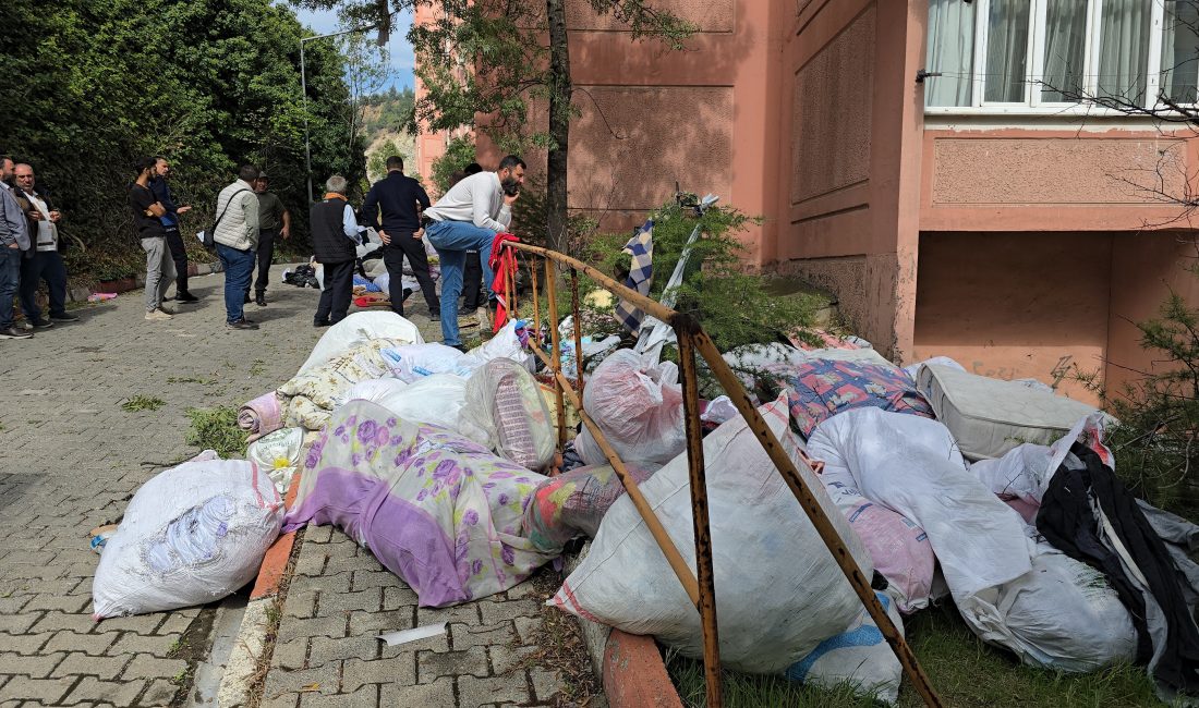 Karabük’te bir apartman dairesinden çıkan çöp miktarı görenleri şaşkına çevirdi.