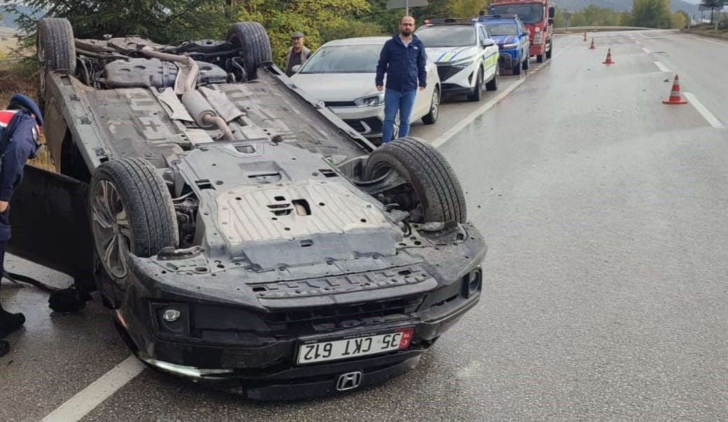 Otomobil takla attı: 1 yaralı Karabük’te sürücüsünün direksiyon hakimiyetini kaybettiği otomobilin takla atması sonucu 1