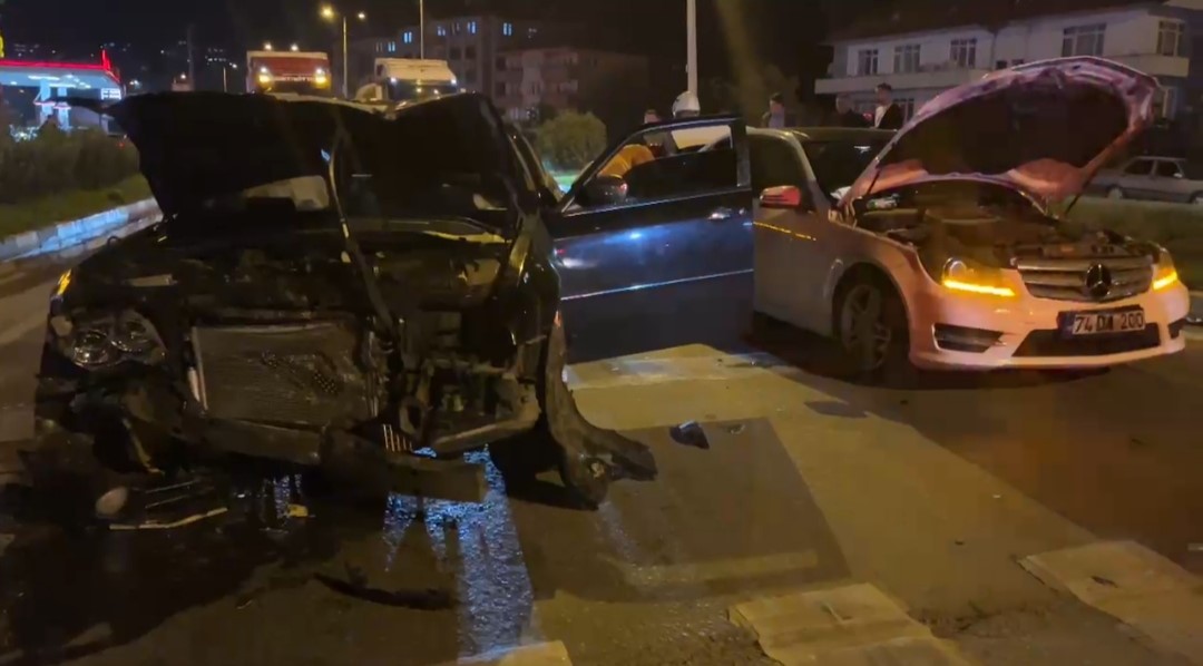 Her yerde aranan sürücünün hastanede tedavi olduğu ortaya çıktı Bartın’da kırmızı ışıkta duran araca çarparak, polisten kaçan sürücünün hastanede