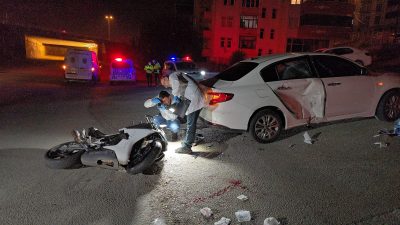 Polisten kaçan motosiklet otomobile çarptı: 2 yaralı Karabük’ün 100. Yıl Mahallesi’nde polisin “dur” ihtarına uymayarak kaçan motosikletli,