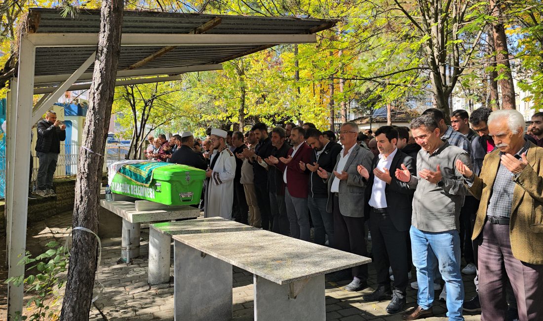 Karabük’teki trafik kazasında ölen genç kızın cenazesi toprağa verildi KARABÜK – Karabük’ün Safranbolu ilçesinde trafik kazasında ağır yaralanan ve