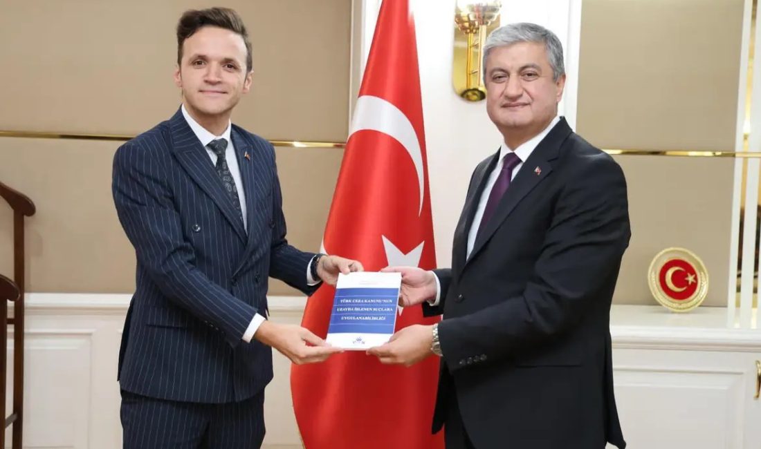 Karabük Valisi Mustafa Yavuz, Karabük Cumhuriyet Savcısı Oğuz Yılmaz’ı makamında