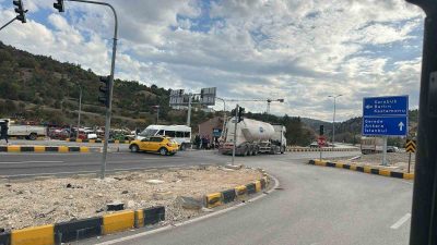 Karabük’te tır ile minibüs çarpıştı: 9 öğrenci yaralandı Karabük’te tır ile öğrenci taşıyan minibüsün çarpışması sonucu 9 öğrenci