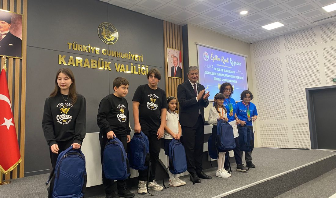 Karabük My Koleji öğrencileri Karabük Valisi Mustafa Yavuz ile bir
