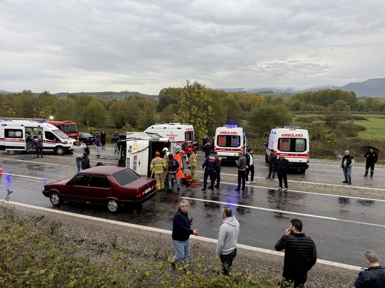 Bartın’da işçi servisinin devrilmesi sonucu 1 kişi hayatını kaybetti, 19