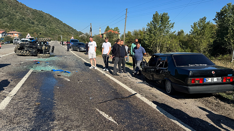 Bartın'da iki otomobille traktörün çarpışması sonucu 4 kişi yaralandı.