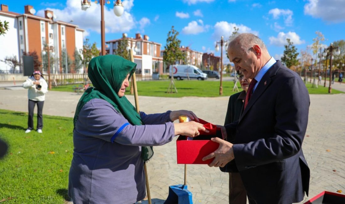 Temizlik İşleri Müdürlüğü personeli Rukiye Tuna'yı görevi başında ziyaret eden