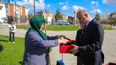 Temizlik İşleri Müdürlüğü personeli Rukiye Tuna'yı görevi başında ziyaret eden