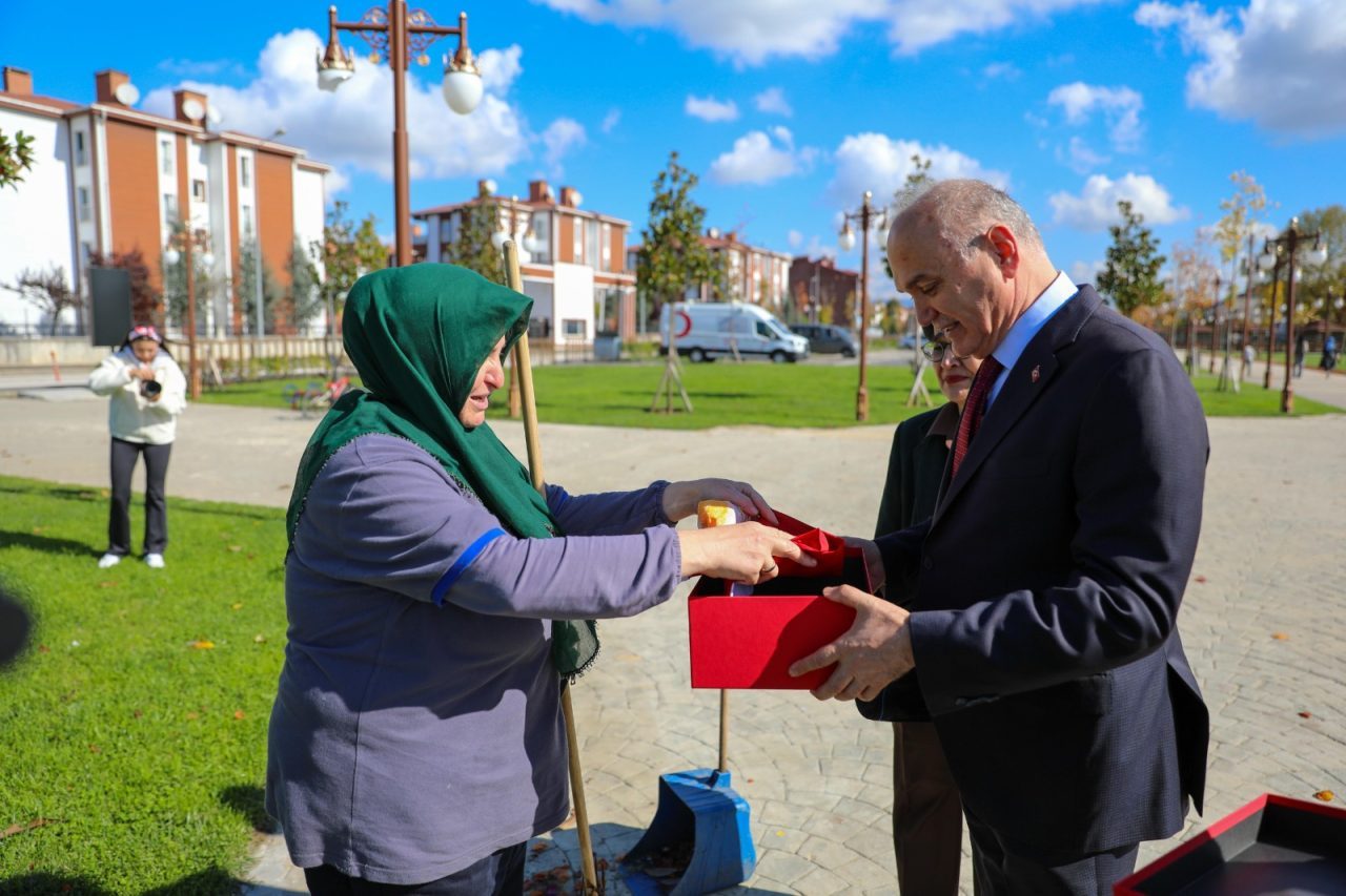 Temizlik İşleri Müdürlüğü personeli Rukiye Tuna'yı görevi başında ziyaret eden