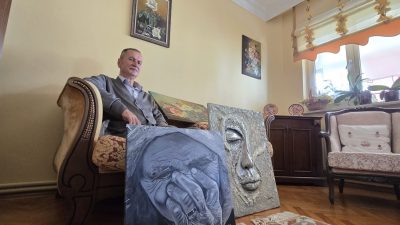 Zonguldak'ta yaşayan Erhan Kardaş, atölyeye çevirdiği evinin balkonunda resim yapmasının