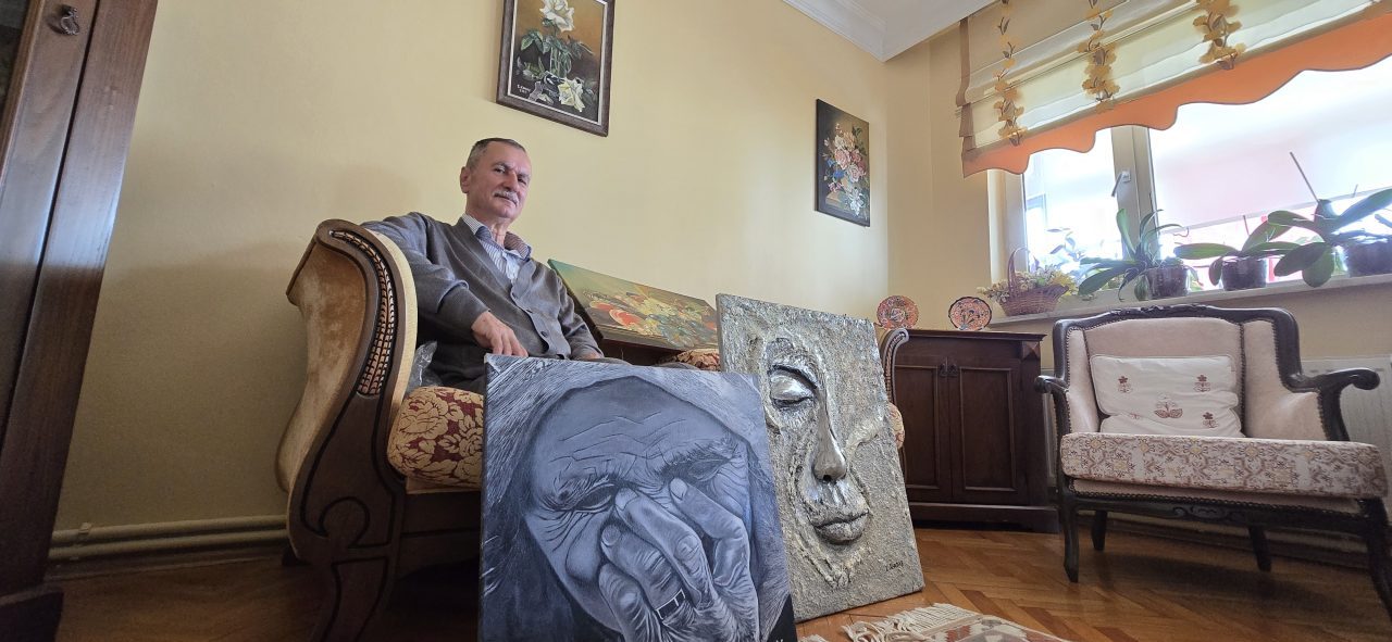 Zonguldak'ta yaşayan Erhan Kardaş, atölyeye çevirdiği evinin balkonunda resim yapmasının