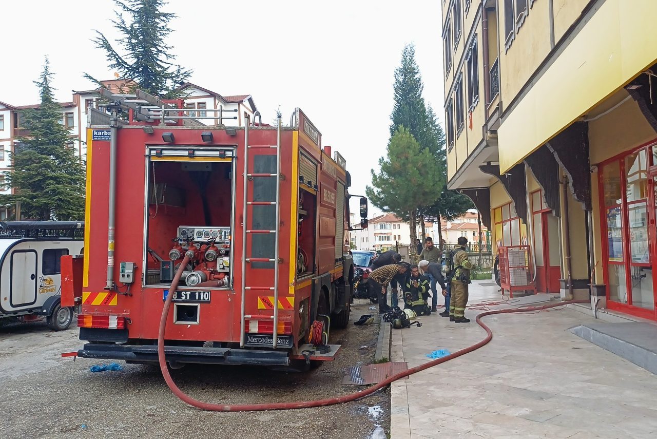 Karabük’ün Safranbolu ilçesinde 3 katlı binanın bodrum katında çıkan yangın