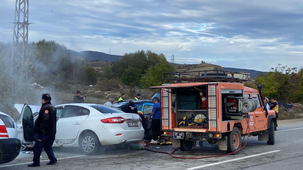 Kastamonu’nun Taşköprü ilçesinde iki otomobilin çarpıştığı kazada 1 kişi öldü,