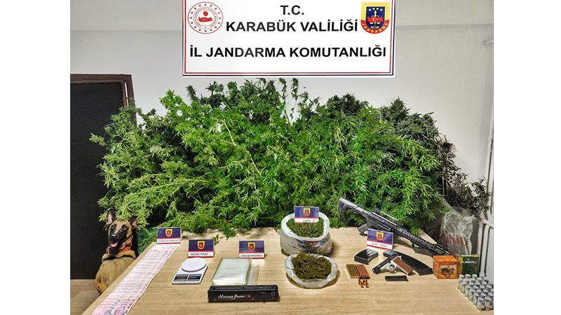 Karabük’te uyuşturucu operasyonu: 3 kişi tutuklandı Karabük İl Jandarma Komutanlığı ekipleri tarafından Safranbolu ilçesinde düzenlenen operasyonda,