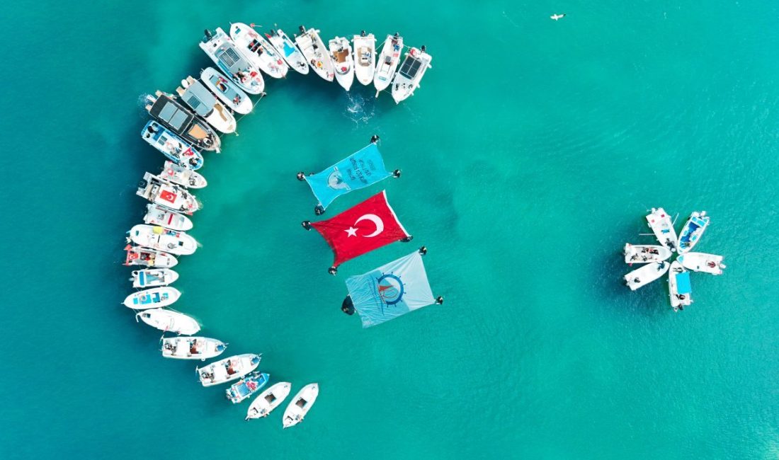 Samsun’da teknelerle denizde ay yıldız oluşturuldu Cumhuriyet’in kuruluşunun 102. yılı dolayısıyla Samsun’da teknelerle denizde ay yıldız