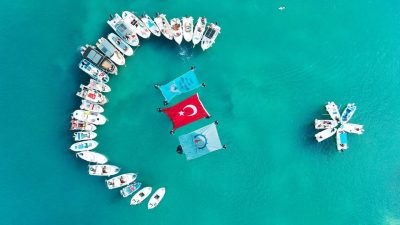 Cumhuriyet’in kuruluşunun 102. yılı dolayısıyla Samsun’da teknelerle denizde ay yıldız