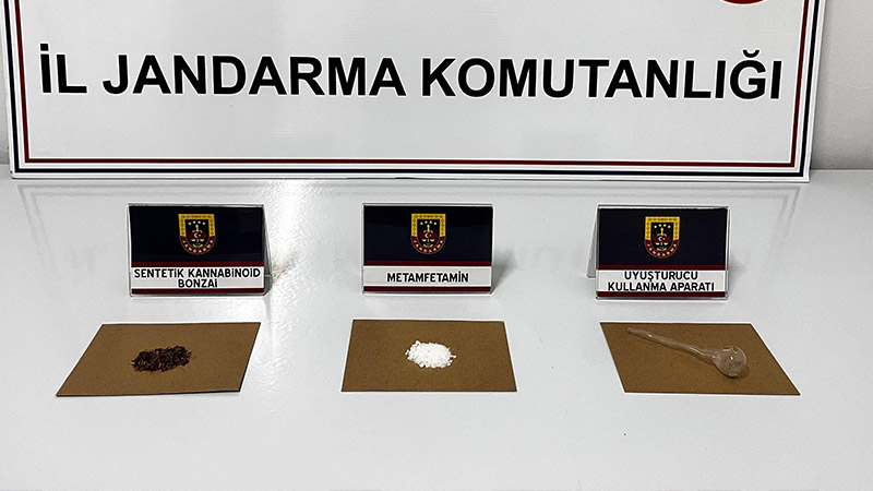 Karabük’te uyuşturucu operasyonu: 3 gözaltı Karabük’ün Yenice ilçesinde jandarma ekiplerince düzenlenen operasyonda uyuşturucu madde ele