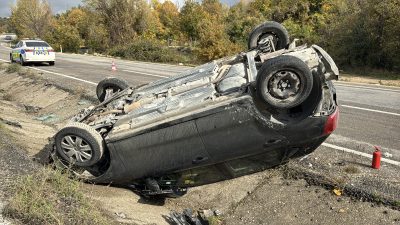 Karabük’ün Safranbolu ilçesinde otomobilin devrilmesi sonucu yaralanan 2 kişi hastanede