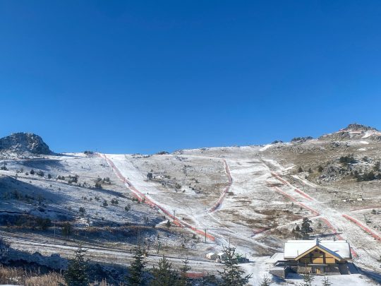 Bolu’nun yüksek kesimlerinde kar etkili oldu. Gerede ilçesindeki Arkut Kayak